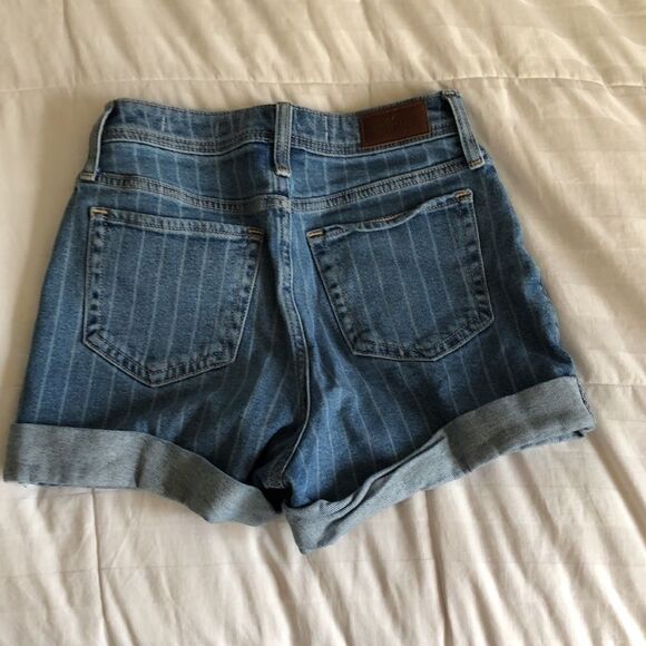 Hollister Ultra High Waisted Mom Short Size 25 Blue pin stripe Gently used - Picture 2 of 8